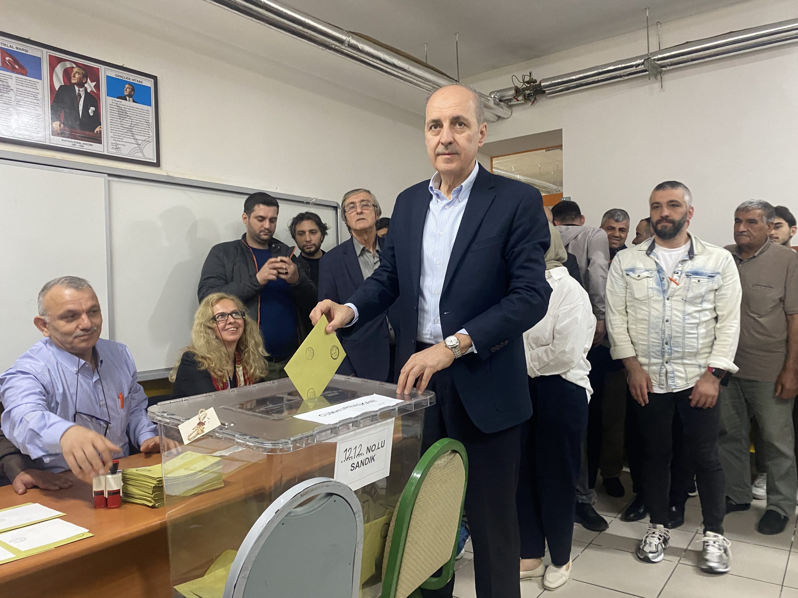 AK Parti Genel Başkanvekili Numan Kurtulmuş oyunu kullandı AK Parti Genel Başkanvekili Numan Kurtulmuş, Fatih’teki 29 Mayıs İlkokulu’nda