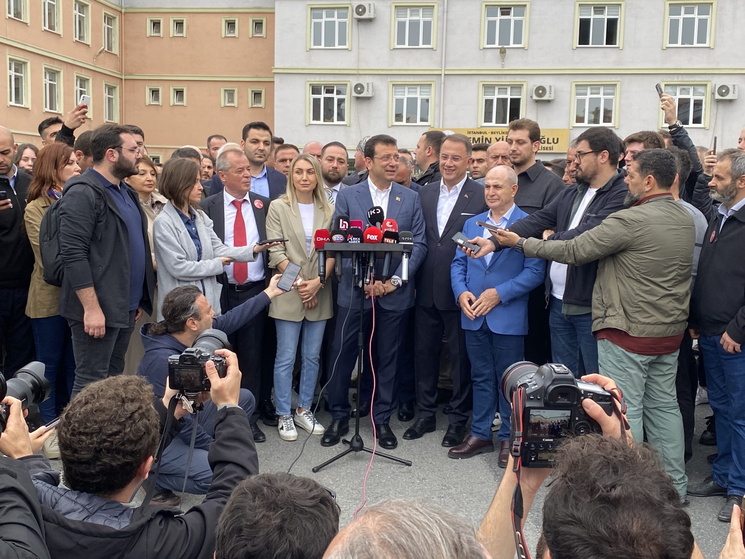 İBB Başkanı Ekrem İmamoğlu, oyunu kullandı İstanbul Büyükşehir Belediye Başkanı Ekrem İmamoğlu oy verdikten sonra yaptığı