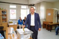 Ayvalık Belediye Başkanı Mesut Ergin, oy kullanma saatinin başlamasıyla birlikte