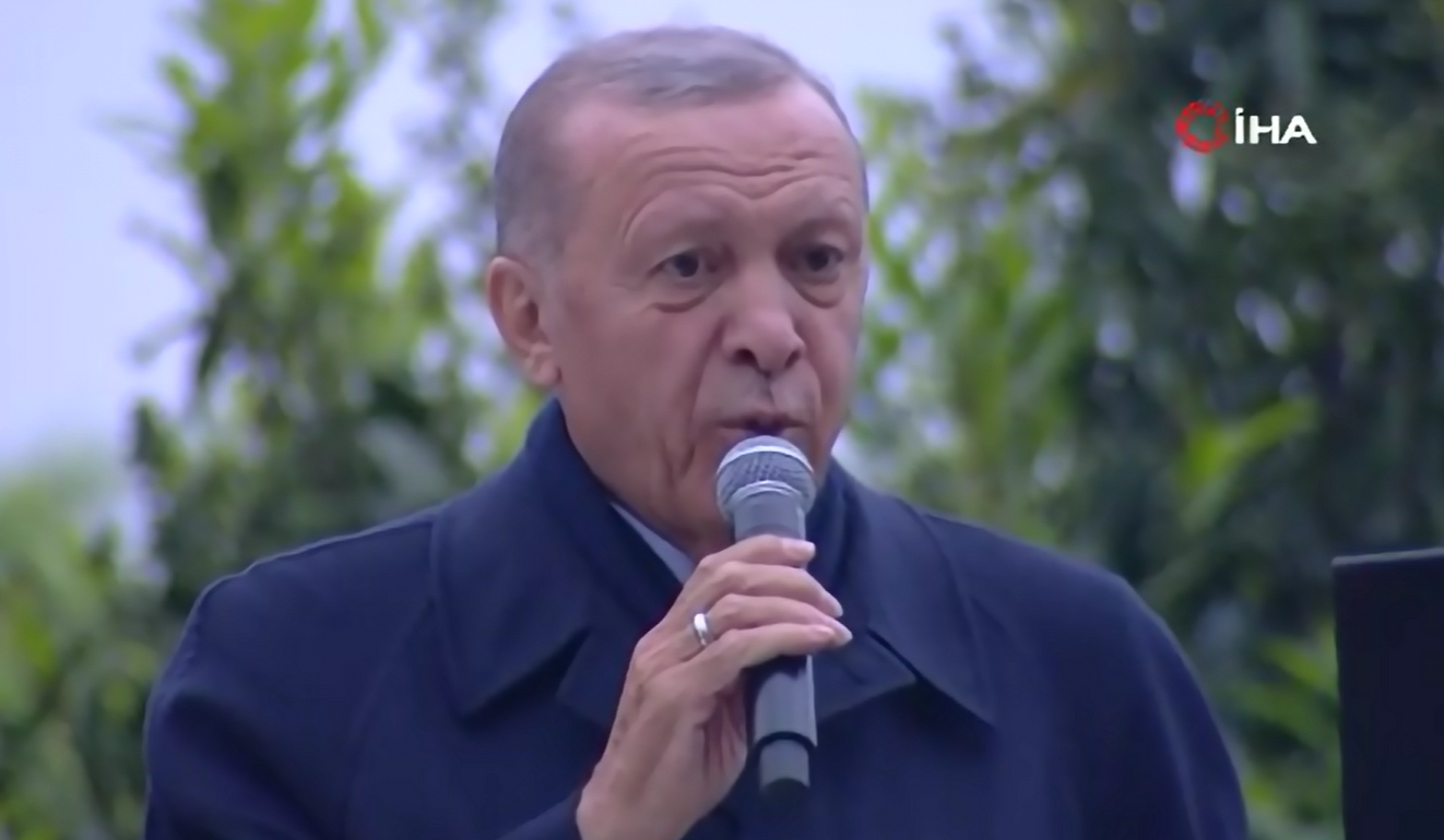 Cumhurbaşkanı Erdoğan: ‘Bugün kazanan sadece Türkiye’dir’ Cumhurbaşkanı Erdoğan, Kısıklı’daki konutunun önünde bekleyen halka hitap etti. Erdoğan,