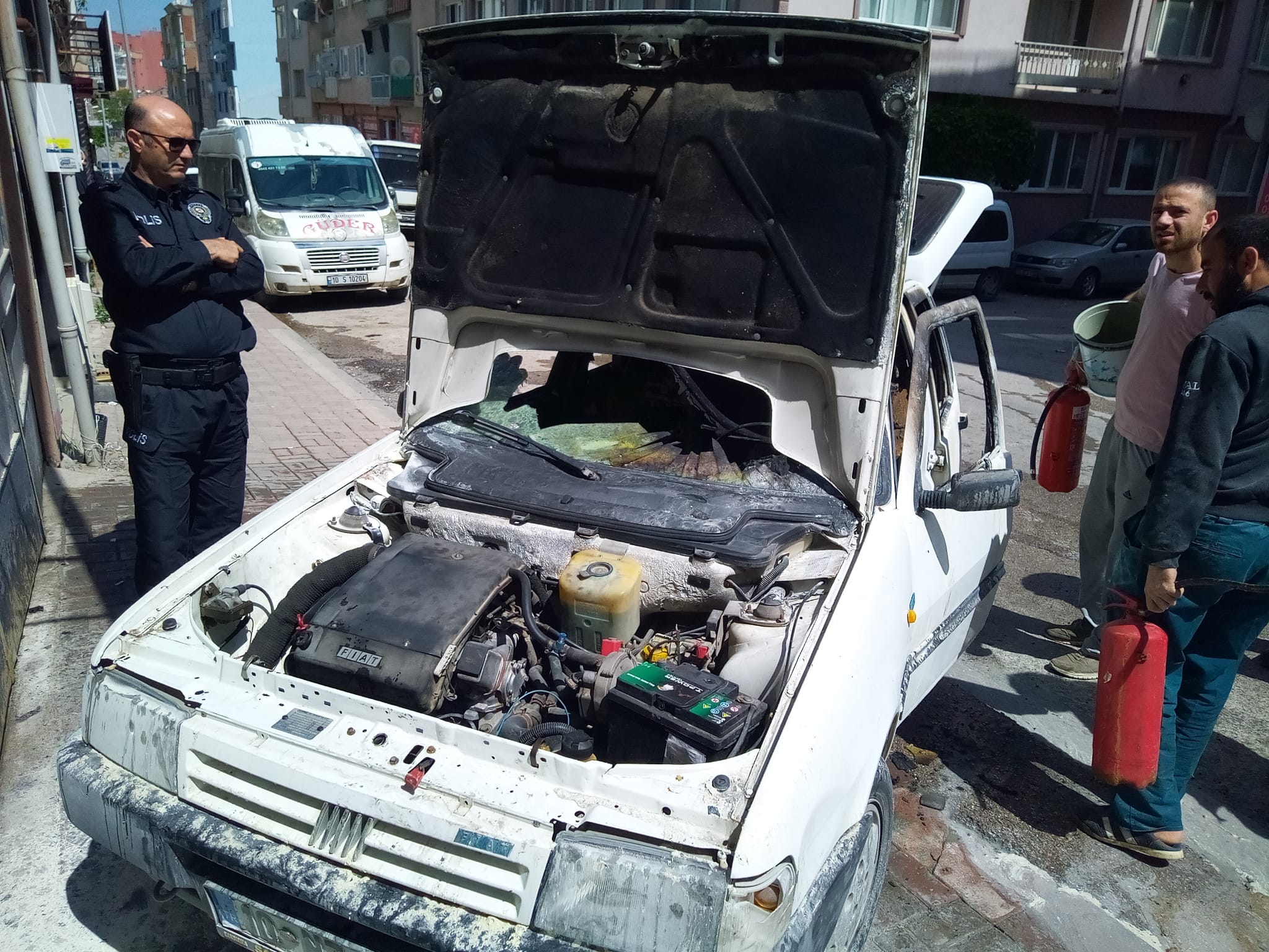 Park halindeki araç alev aldı Bandırma’da Hacıkeşfettin Caddesi üzerinde park halinde bulunan otomobilde yangın çıktı.