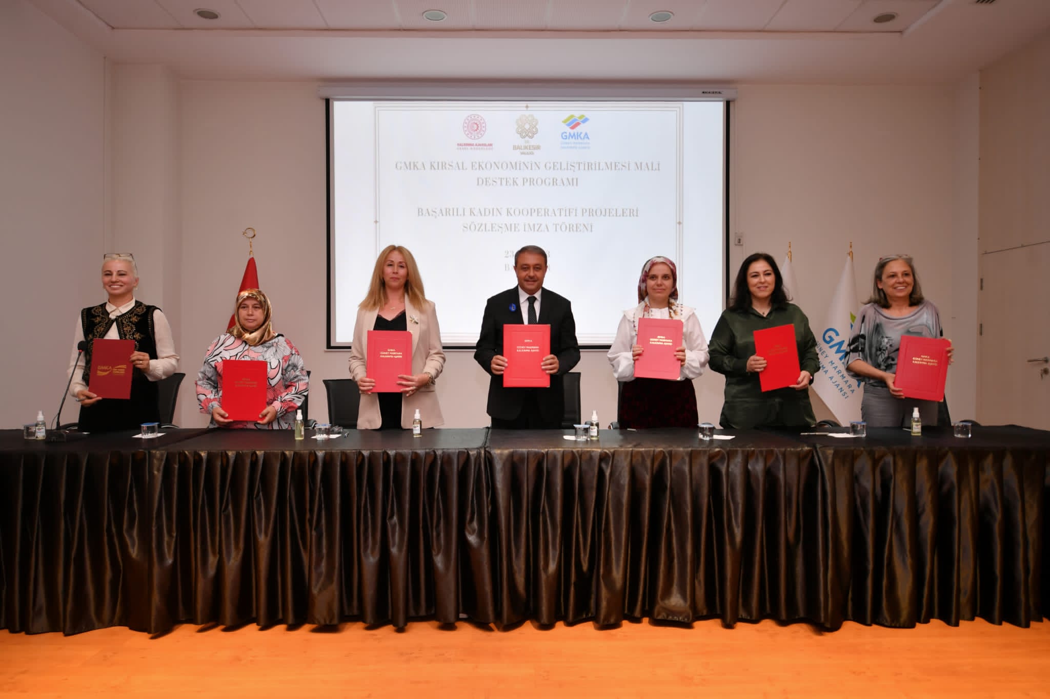 Balıkesir’de Kadınlar Kooperatiflerle Güç Kazanıyor Güney Marmara Kalkınma Ajansı tarafından uygulanan Kırsal Ekonominin Geliştirilmesi Mali