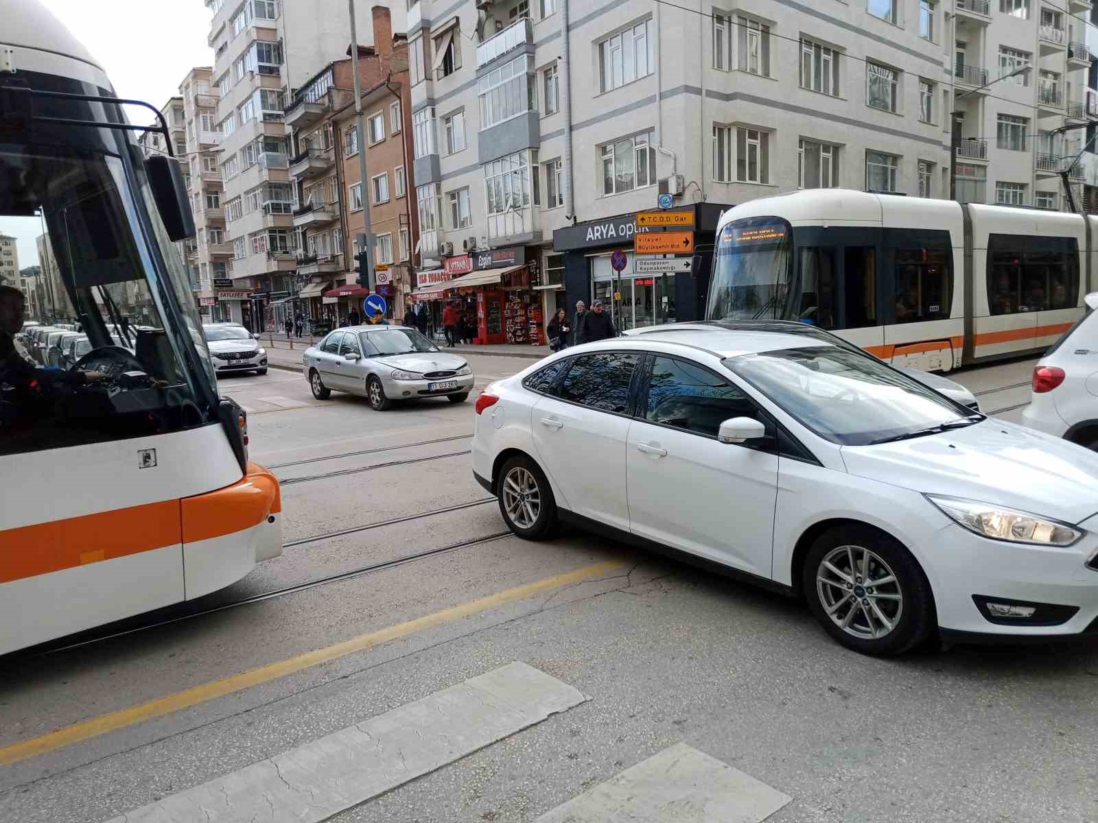 ACELE EDEN SÜRÜCÜLER SEBEBİYLE GEÇEMEYEN TRAMVAYLAR