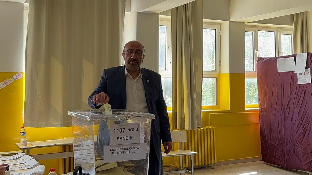 AK PARTİ ELAZIĞ MİLLETVEKİLİ ADAYI EJDER AÇIKKAPI, AİLESİ İLE BİRLİKTE