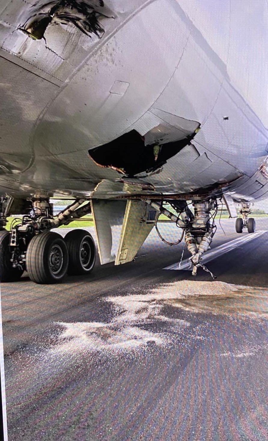 ACİL İNİŞ YAPAN KARGO UÇAĞININ İNİŞ TAKIMI KOPTU