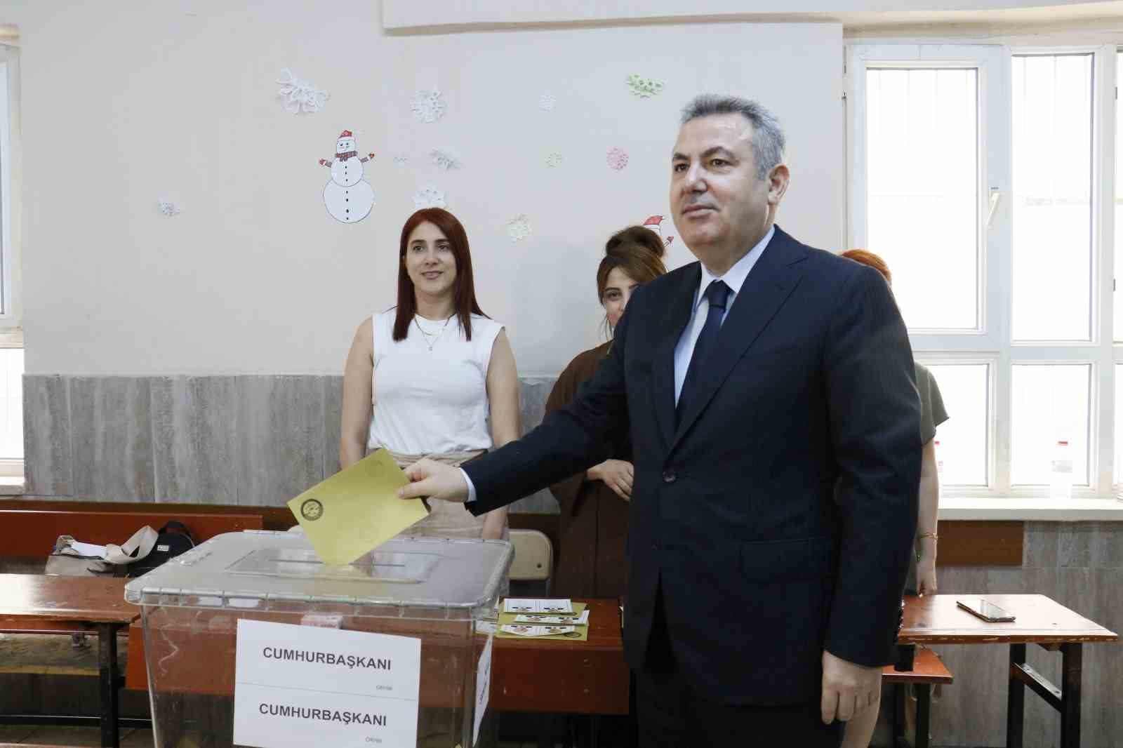 ADANA VALİSİ SÜLEYMAN ELBAN, CUMHURBAŞKANLIĞI SEÇİMİ İÇİN OYUNU KULLANDI.