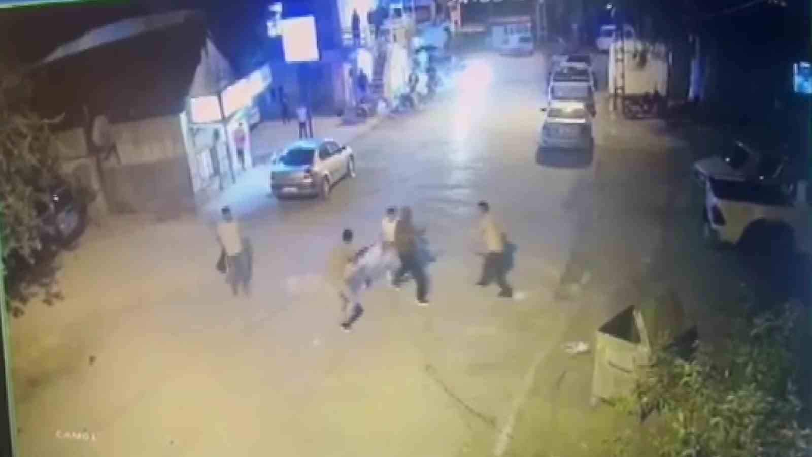 ADANA’DA GÜNDÜZ TARLADA BAŞLAYAN KAVGA AKŞAM MAHALLEDE DEVAM EDERKEN SİLAHLAR
