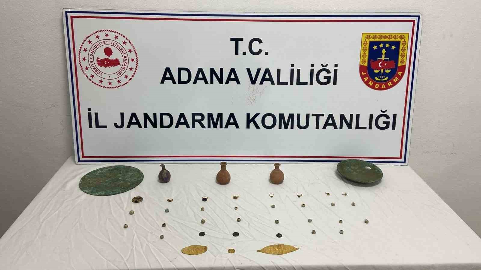 ADANA’DA DURDURULAN BİR ARAÇTA 38 ADET TARİHİ ESER ELE GEÇİRİLDİ.