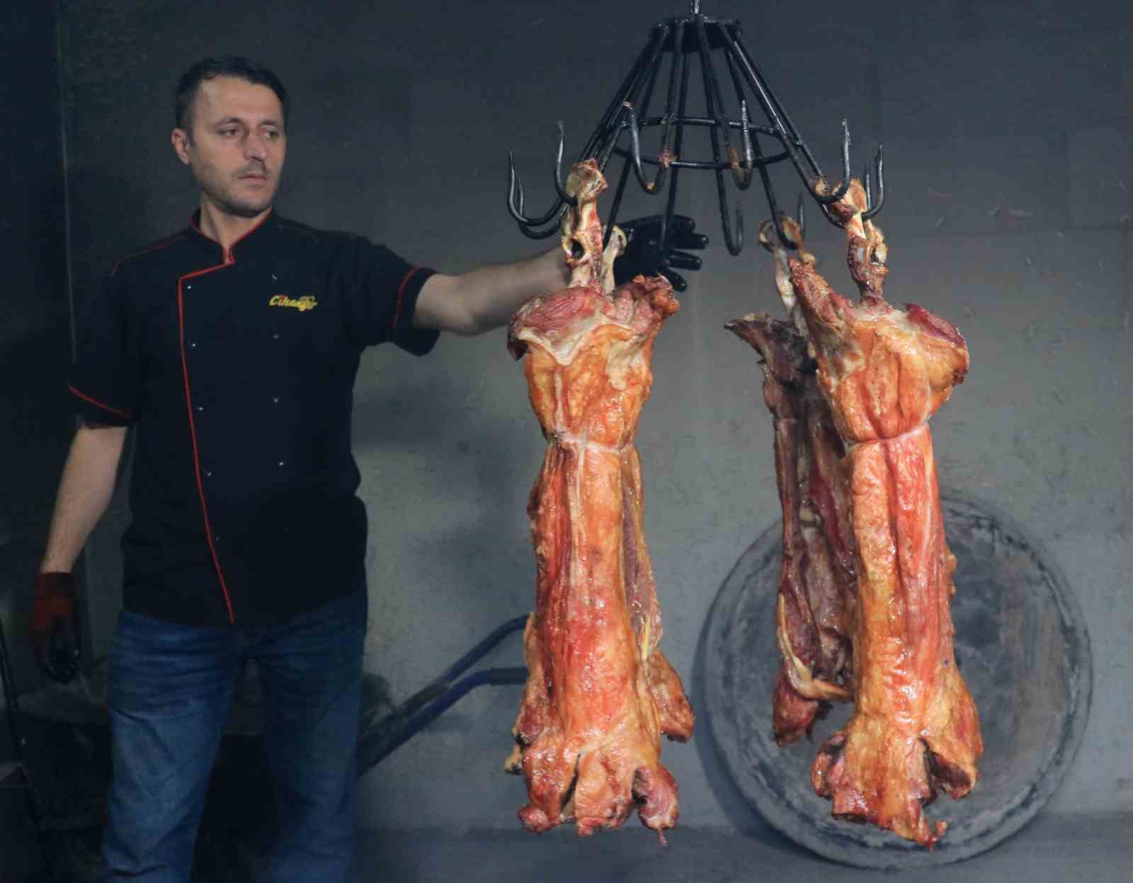 SİİRT'İN MEŞHUR LEZZETLERİNDEN BÜRYAN KEBABINI ADANALILARLA BULUŞTURAN BÜRYANCI, GÜNDE 4-5