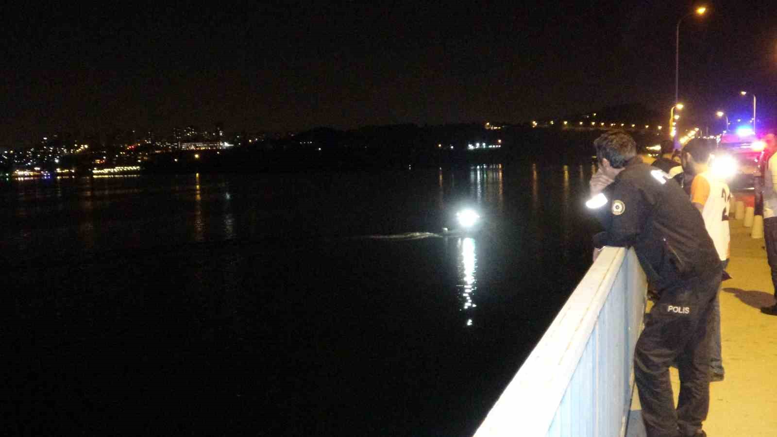 ADANA’DA KÖPRÜDEN SEYHAN BARAJ GÖLÜNE DÜŞEN KİŞİ KAYBOLDU. SUALTI POLİSLERİ,