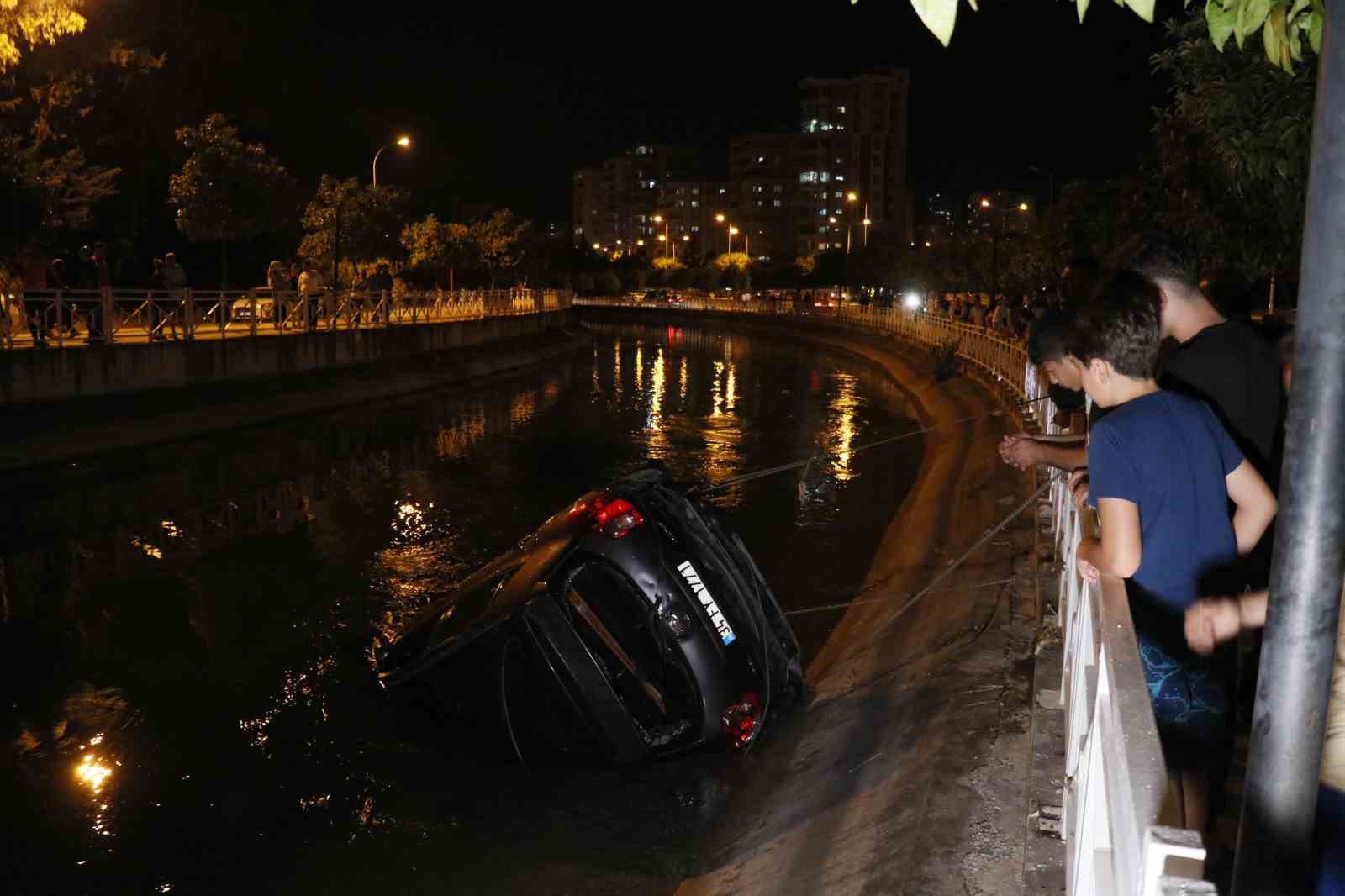 ADANA’DA KONTROLDEN ÇIKAN OTOMOBİL SULAMA KANALINA DÜŞTÜ. KAZADA 1 KİŞİ