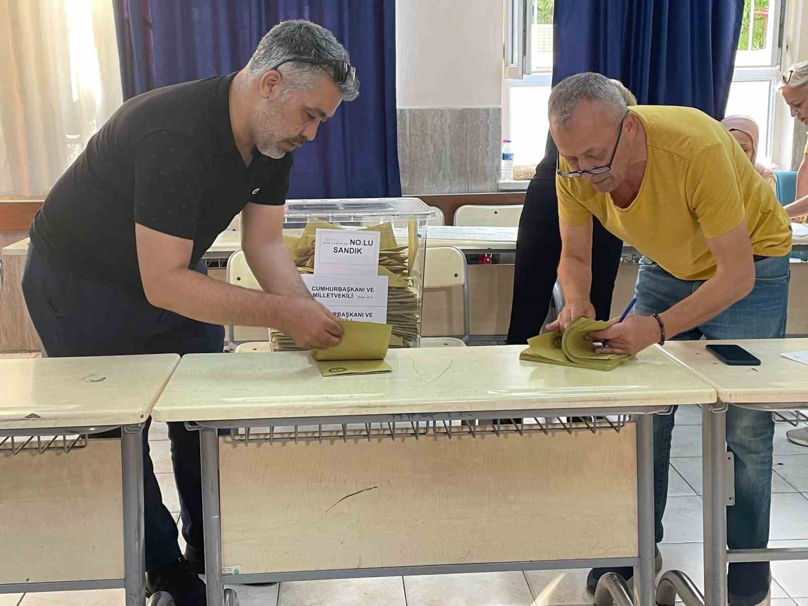 ADANA'DA CUMHURBAŞKANLIĞI VE 28.DÖNEM MİLLETVEKİLLİĞİ SEÇİMLERİ İÇİN OY KULLANMA İŞLEMLERİ