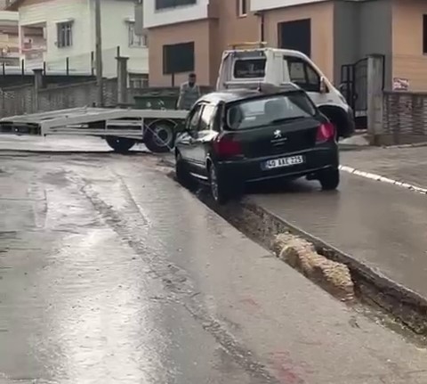 ADANA’DA ANİDEN BASTIRAN ŞİDDETLİ YAĞIŞ SELE NEDEN OLDU. YOLLAR GÖLE