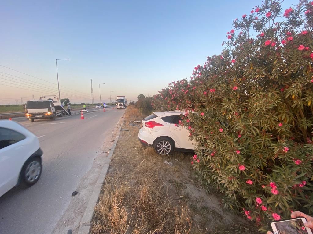 ADANA’DA LASTİĞİ PATLAYAN OTOMOBİL KONTROLDEN ÇIKIP YOLUN KARŞI ŞERİDİNE GEÇTİ.