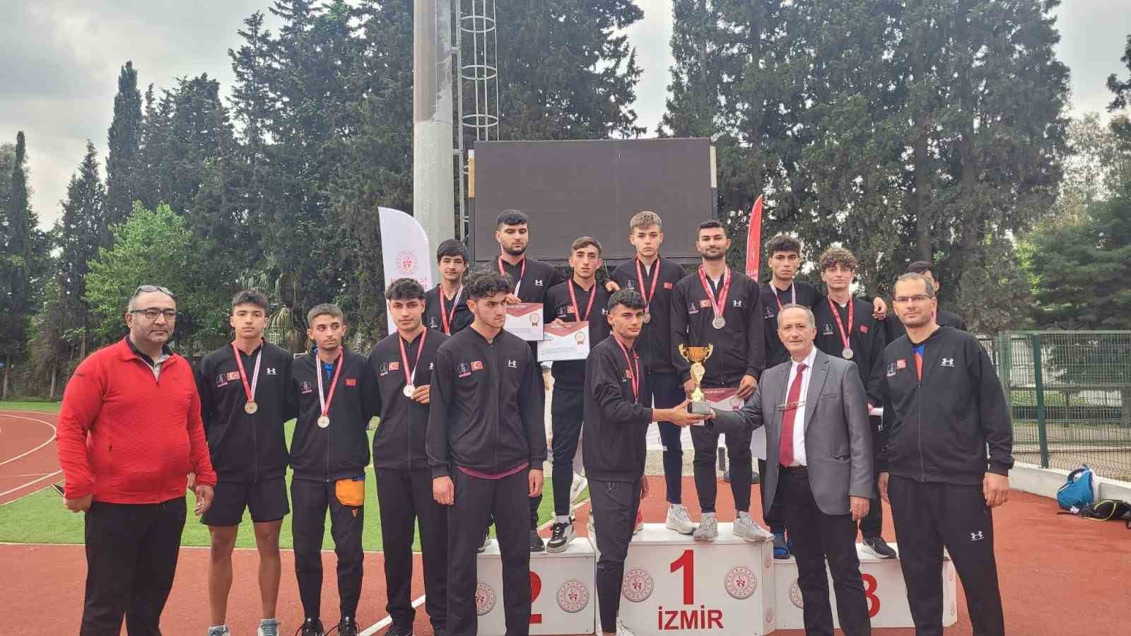 ADANALI ÖĞRENCİLER, İZMİR’DE GERÇEKLEŞEN TÜRKİYE ATLETİZM ŞAMPİYONASINDA GENÇ KIZLARDA TÜRKİYE