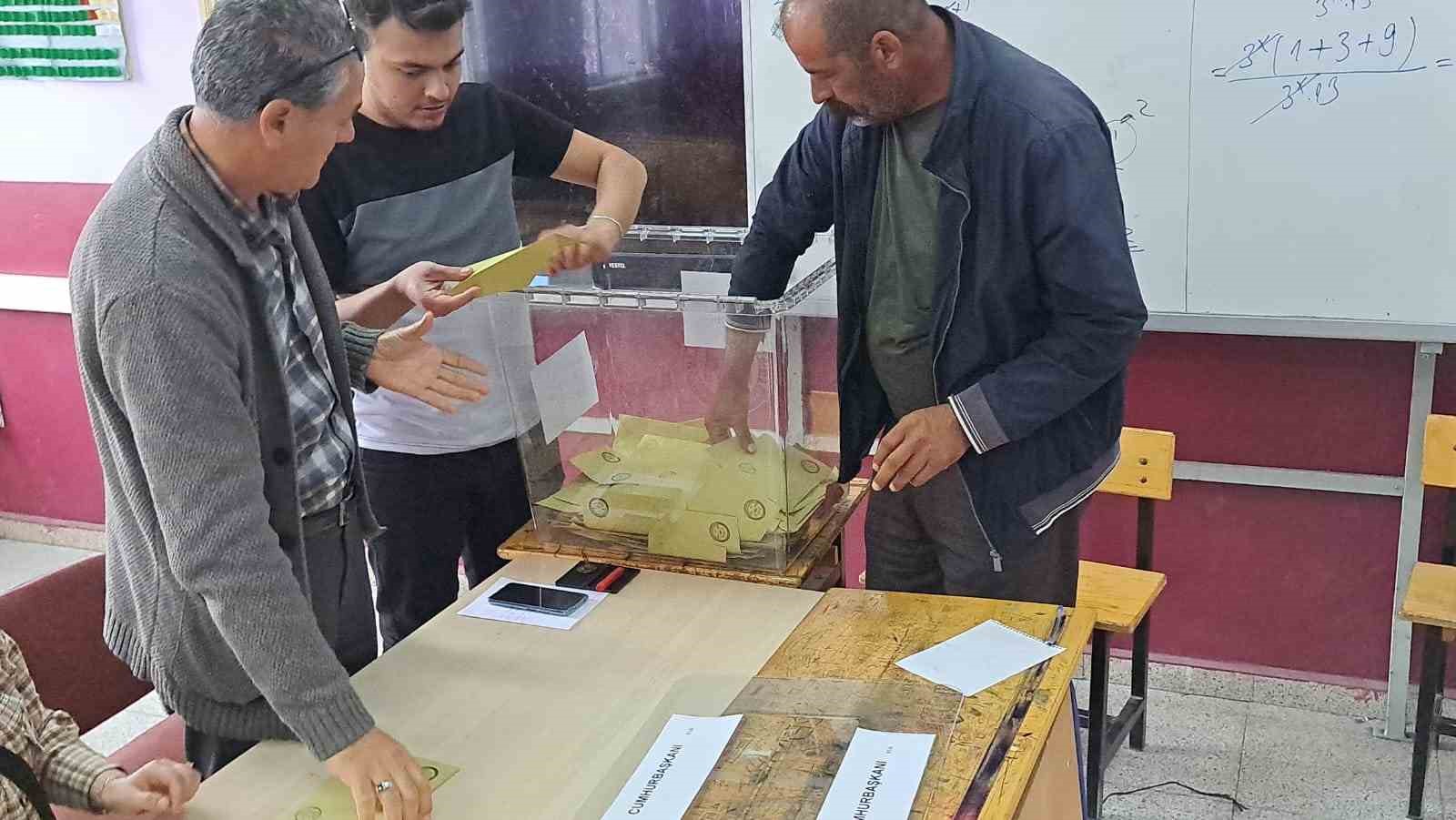 BİTLİS’İN ADİLCEVAZ İLÇESİNDE 2. TUR CUMHURBAŞKANLIĞI SEÇİMİN İÇİN OY KULLANMA