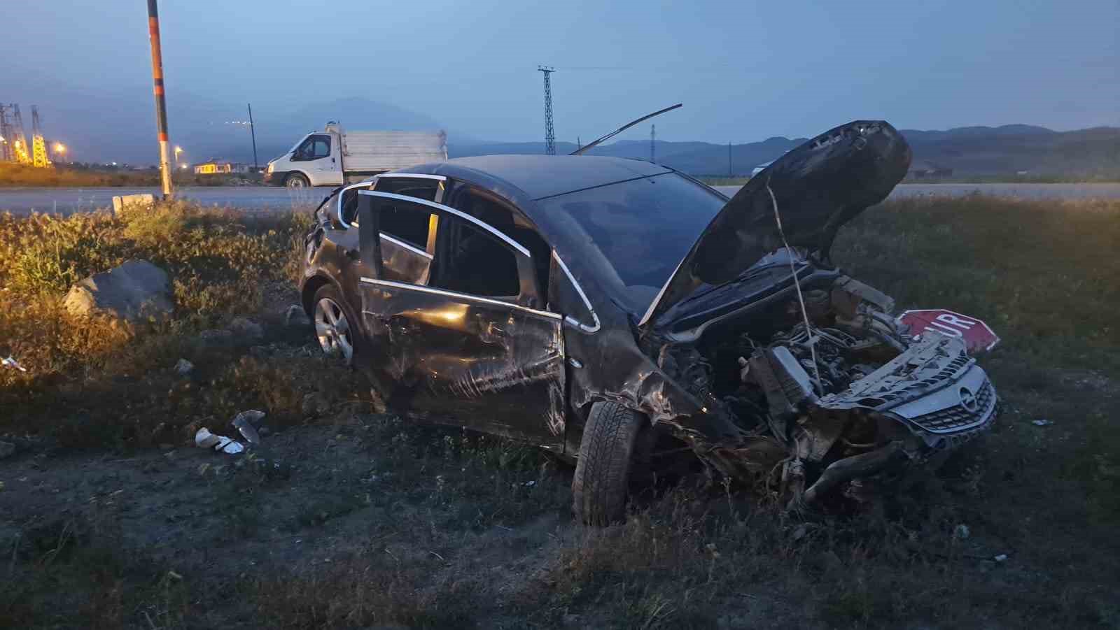 BİTLİS'İN ADİLCEVAZ İLÇESİNE MEYDANA GELEN TRAFİK KAZASINDA SÜRÜCÜ HAFİF ŞEKİLDE