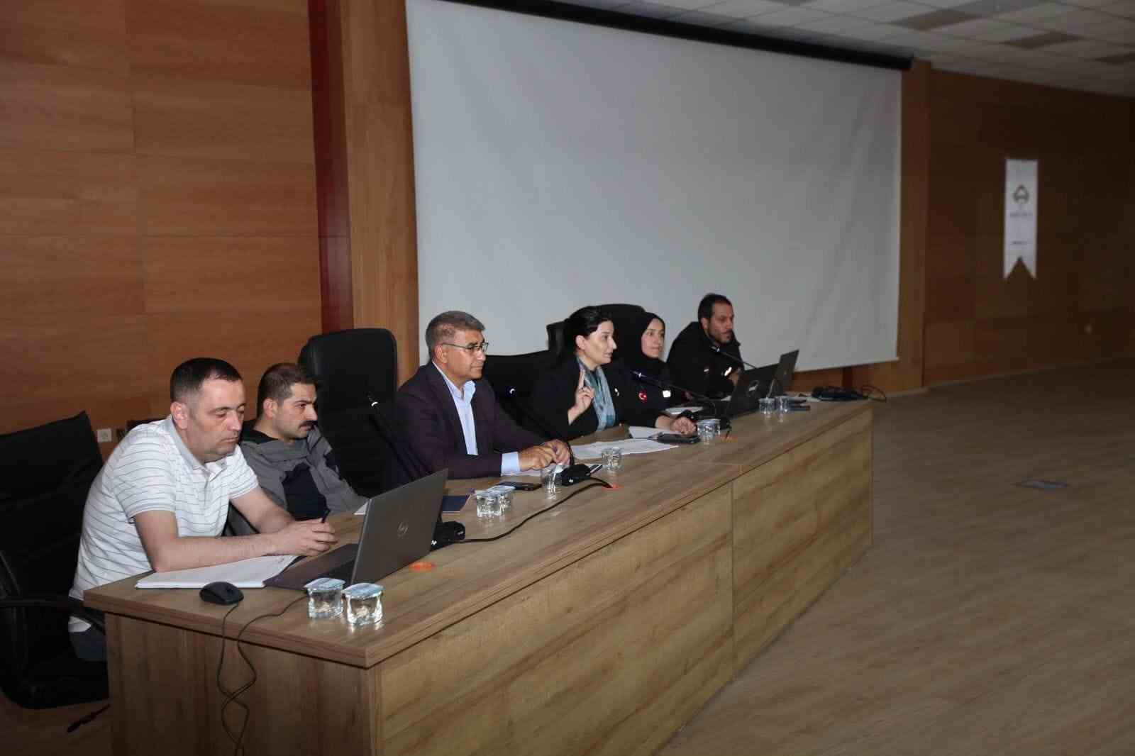 ADIYAMAN’IN KÖYLERİNDE YAPILMASI PLANLANAN DEPREM KONUTLARIYLA İLGİLİ TOPLANTI DÜZENLENDİ.
