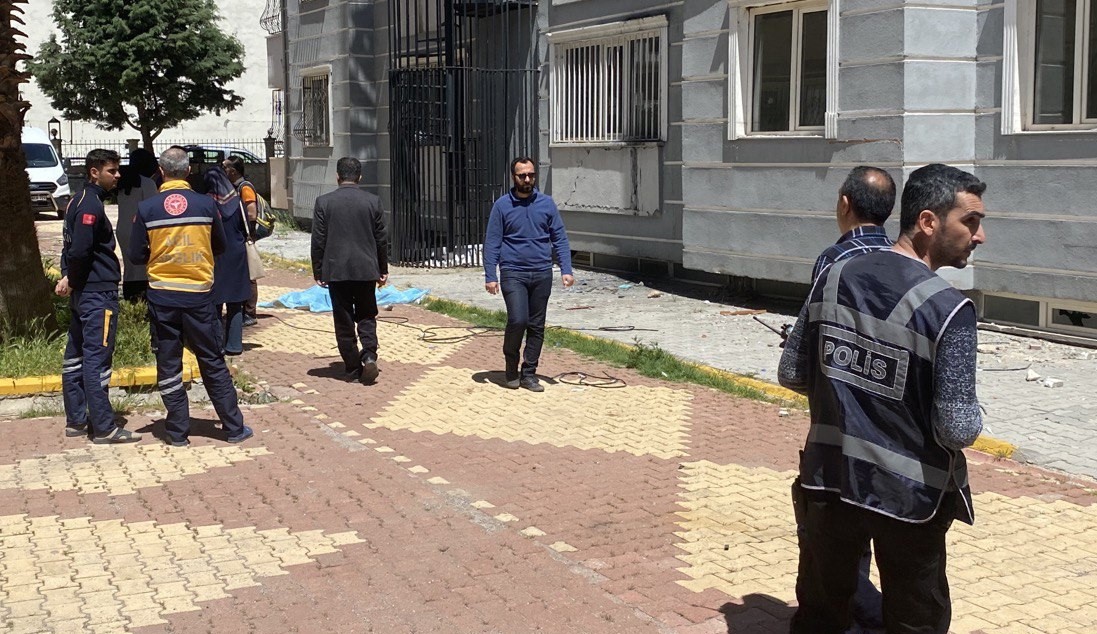 ADIYAMAN’DA DEPREMDEN DOLAYI AĞIR HASAR ALAN BİR SİTENİN BAHÇESİNDE KİMLİĞİ