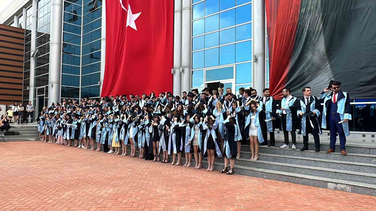 ADÜ VETERİNERLİK FAKÜLTESİNDE MEZUNİYET SEVİNCİ