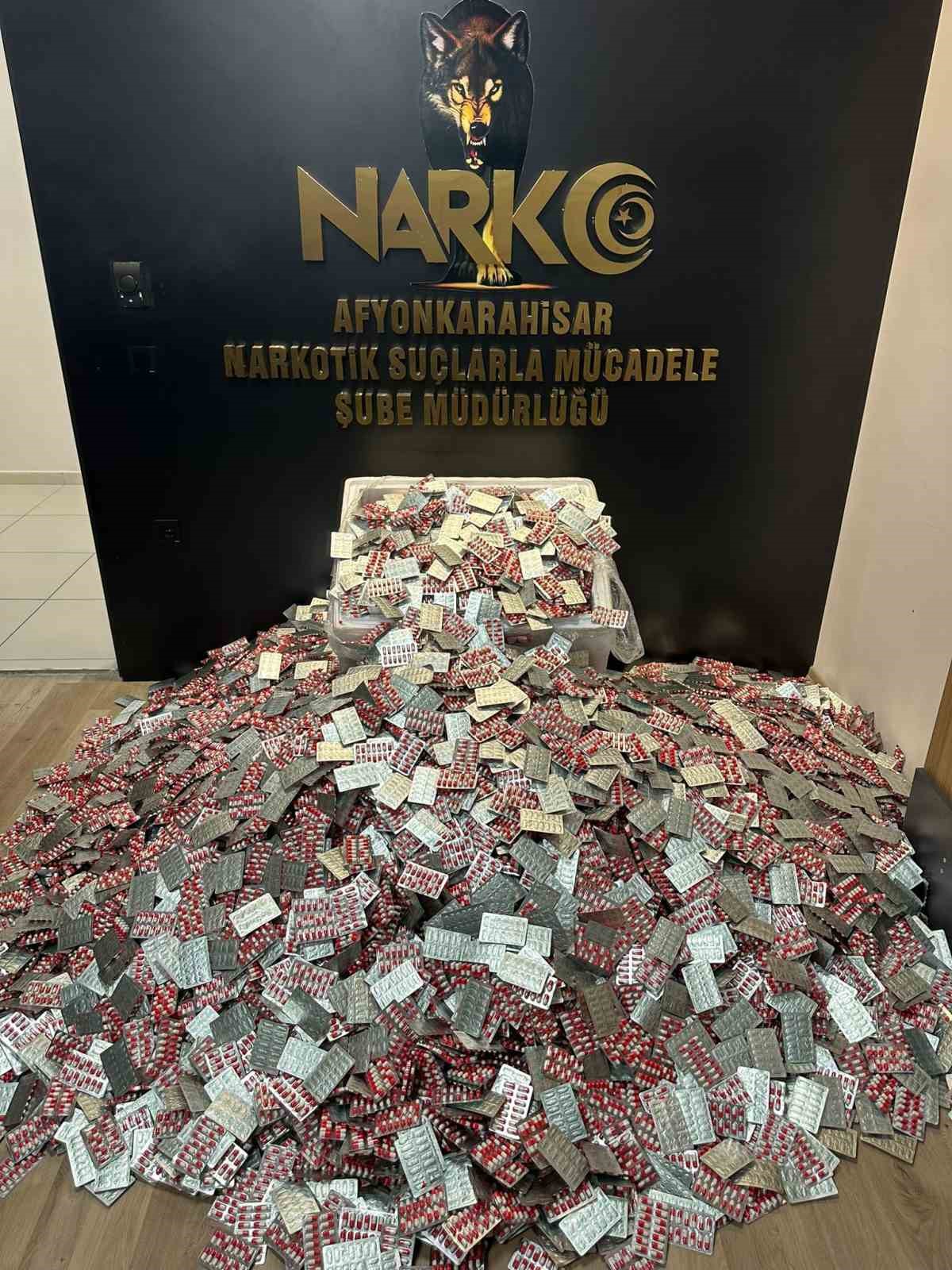 AFYONKARAHİSAR’DA POLİS TARAFINDAN TAKİBE ALINAN ARAÇTA 220 BİN ADET UYUŞTURUCU