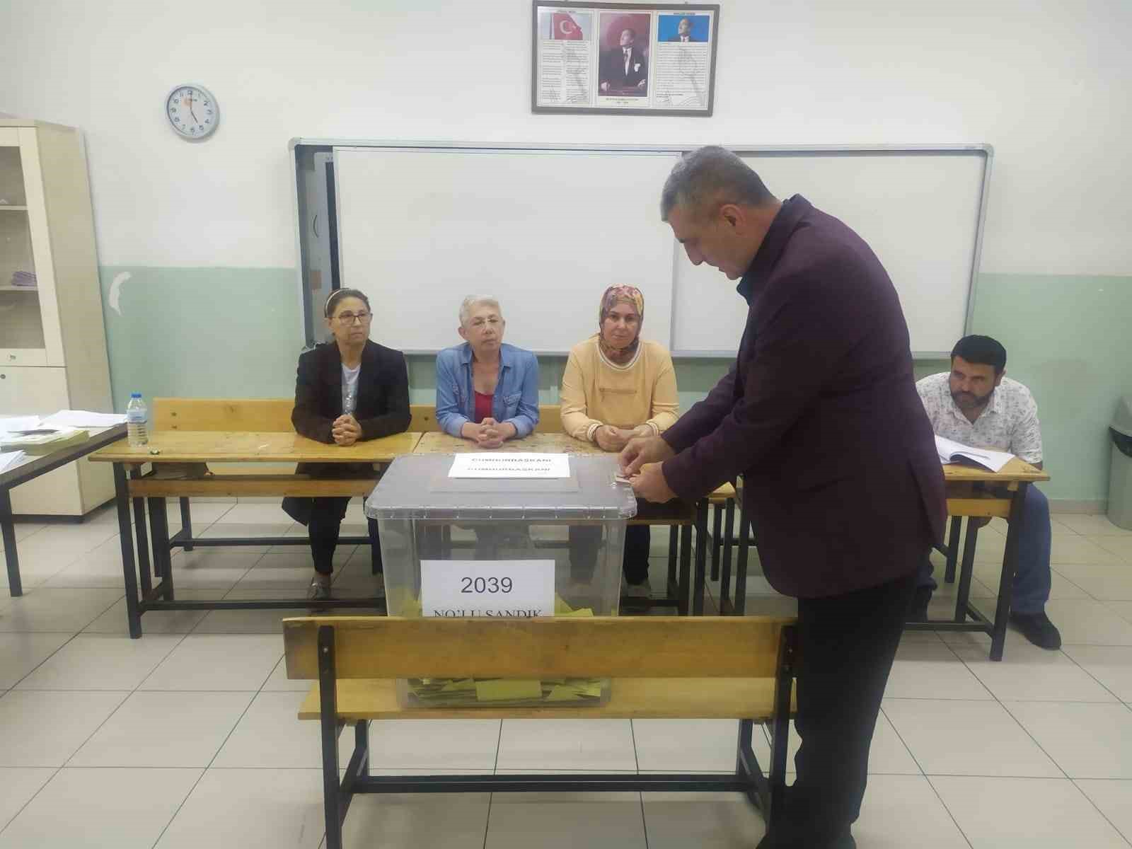 AFYONKARAHİSAR’DA OY VERME İŞLEMİ SORUNSUZ BİR ŞEKİLDE SONA ERDİ.