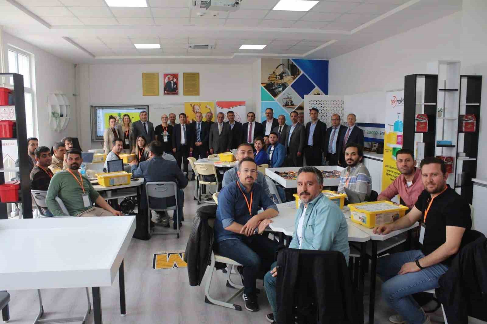 AFYONKARAHİSAR İL MİLLİ EĞİTİM MÜDÜRÜ MİRAÇ SÜNNETCİ, STEM ATÖLYESİ’NİN AÇILIŞINI