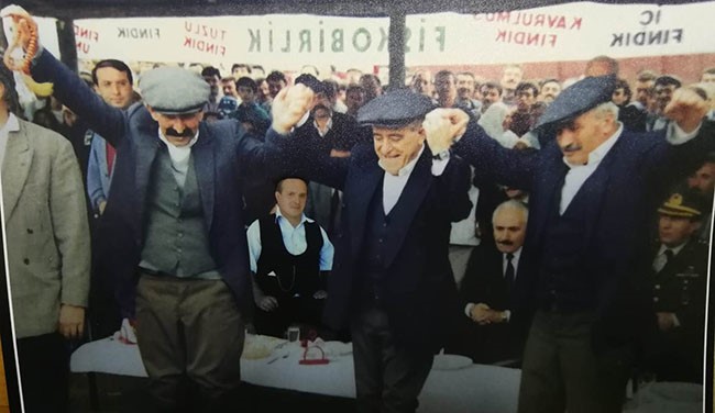 MERHUM İŞİNSANI SAKIP SABANCI 1997 YILINDA KATILDIĞI KÜMBET YAYLA ŞENLİĞİNDE