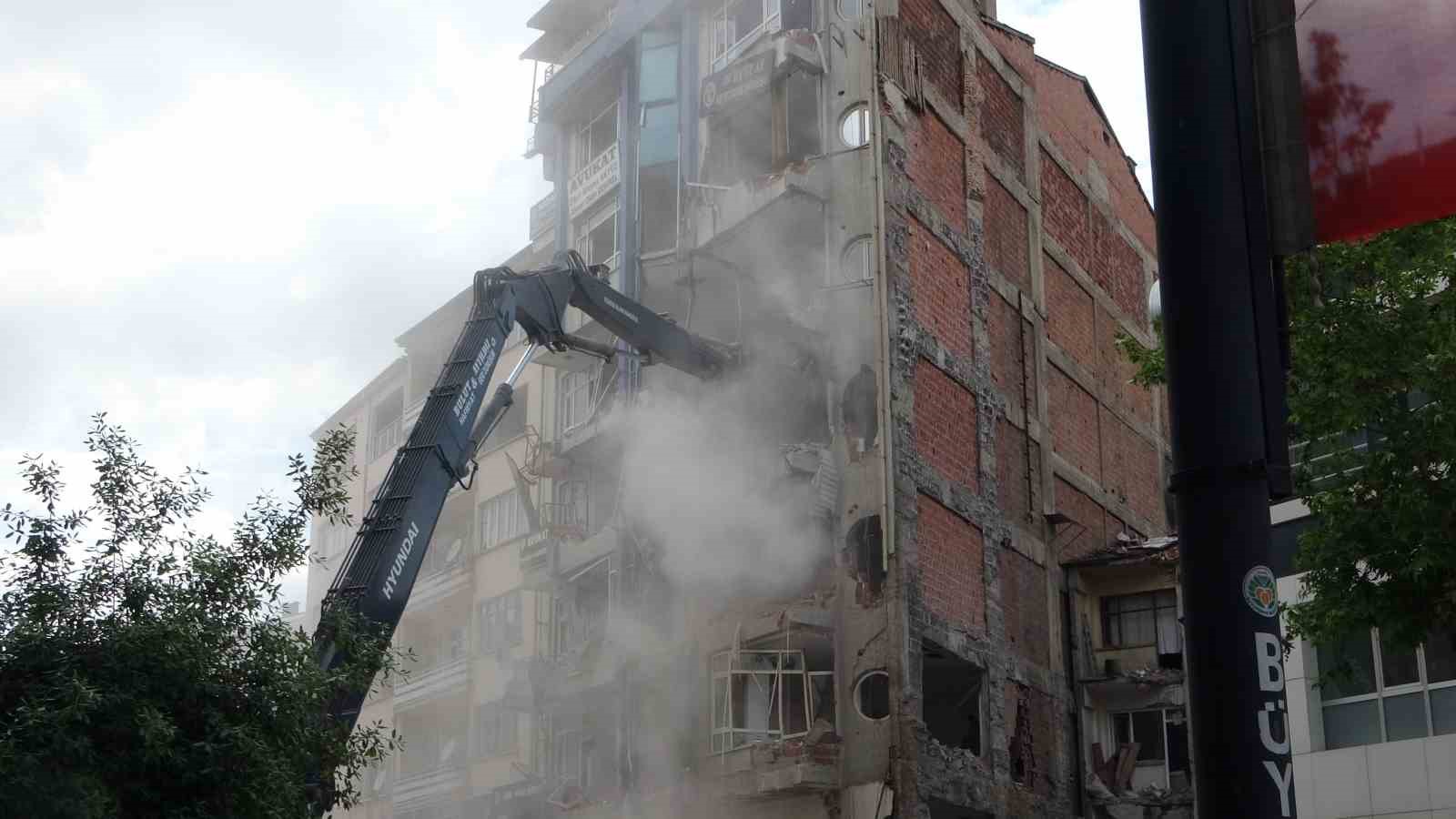 İNÖNÜ CADDESİ ÜZERİNDE YIKIMINA BAŞLANAN 7 KATLI BİR BİNADAKİ ÇALIŞMALARI