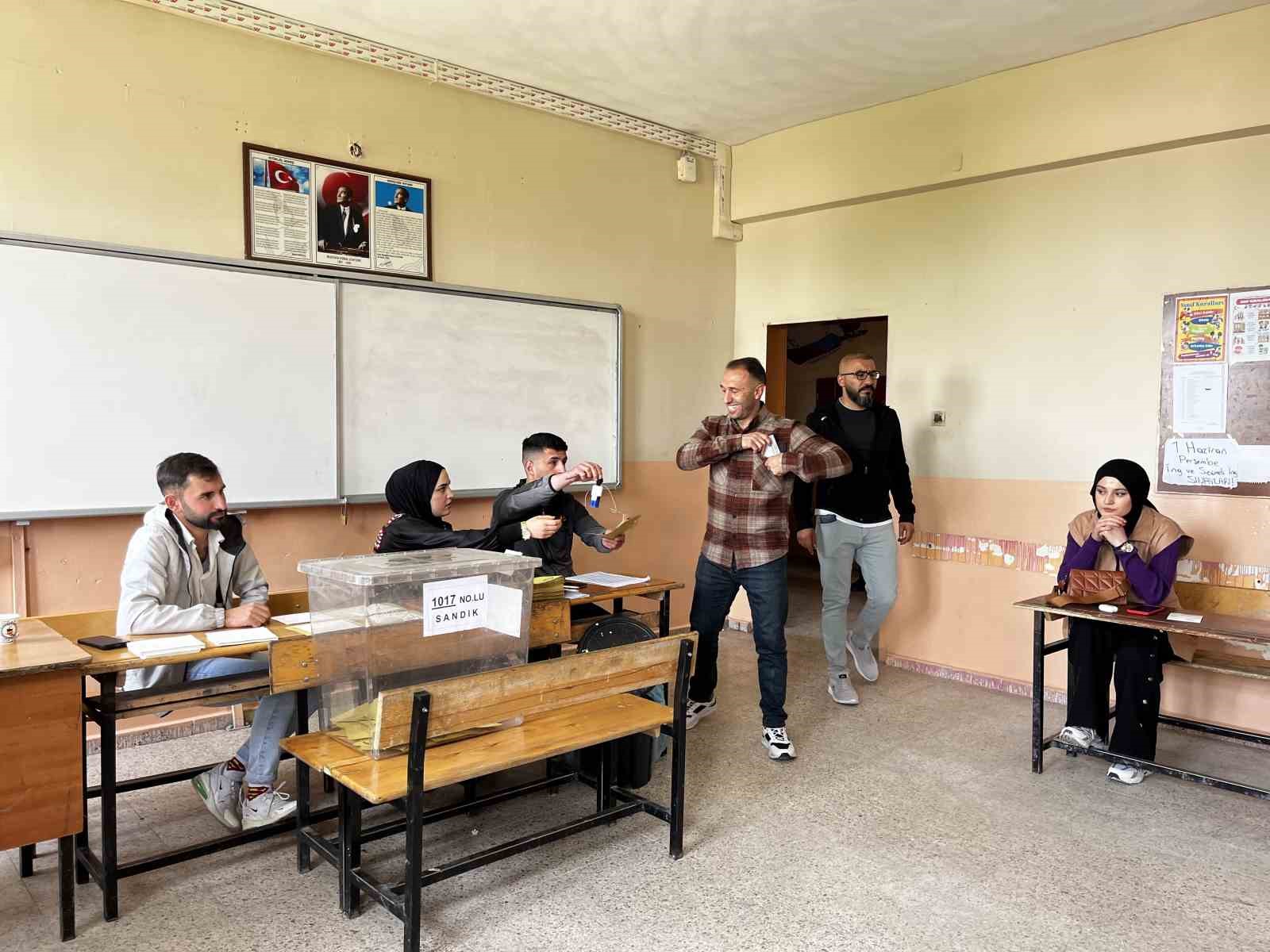 AĞRI’DA CUMHURBAŞKANI SEÇİMİ NEDENİYLE VATANDAŞLAR OY KULLANMAK İÇİN SANDIĞA GEÇTİ.