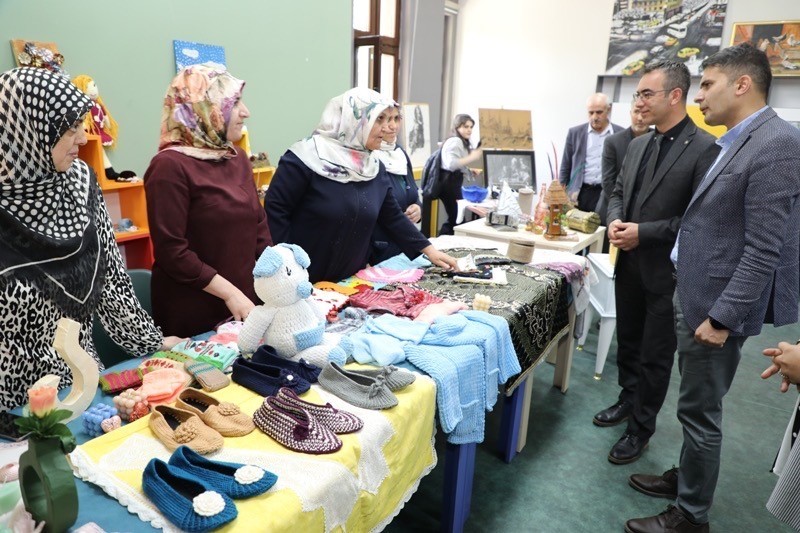 AĞRI GENÇLİK MERKEZİNDE EL EMEĞİ ÜRÜNLER SERGİLENDİ