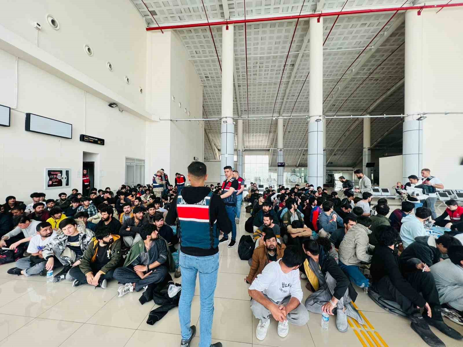 AĞRI’DA 2023 YILI İÇERİSİNDE 12 BİN 682 DÜZENSİZ GÖÇMENİN ÜLKEYE