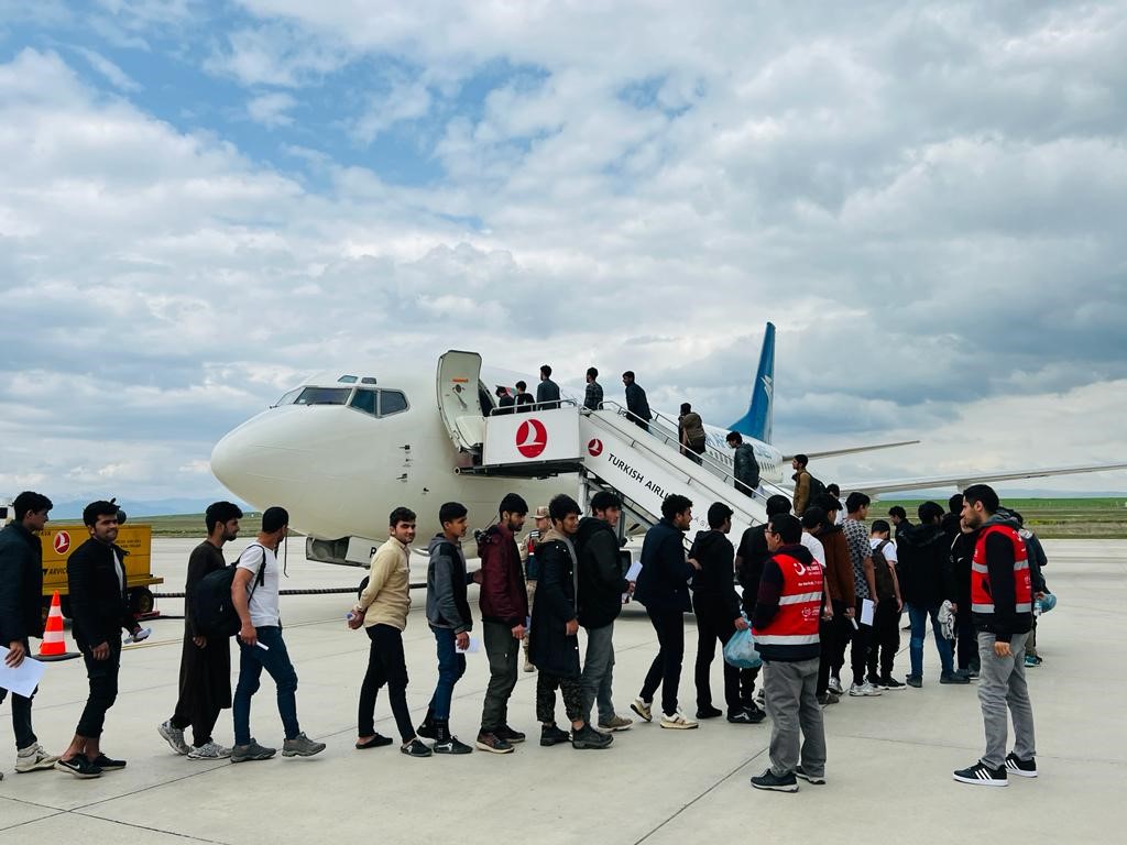 AĞRI'DA YASA DIŞI YOLLARLA ÜLKEYE GİRİŞ YAPAN 136 AFGAN GÖÇMEN,
