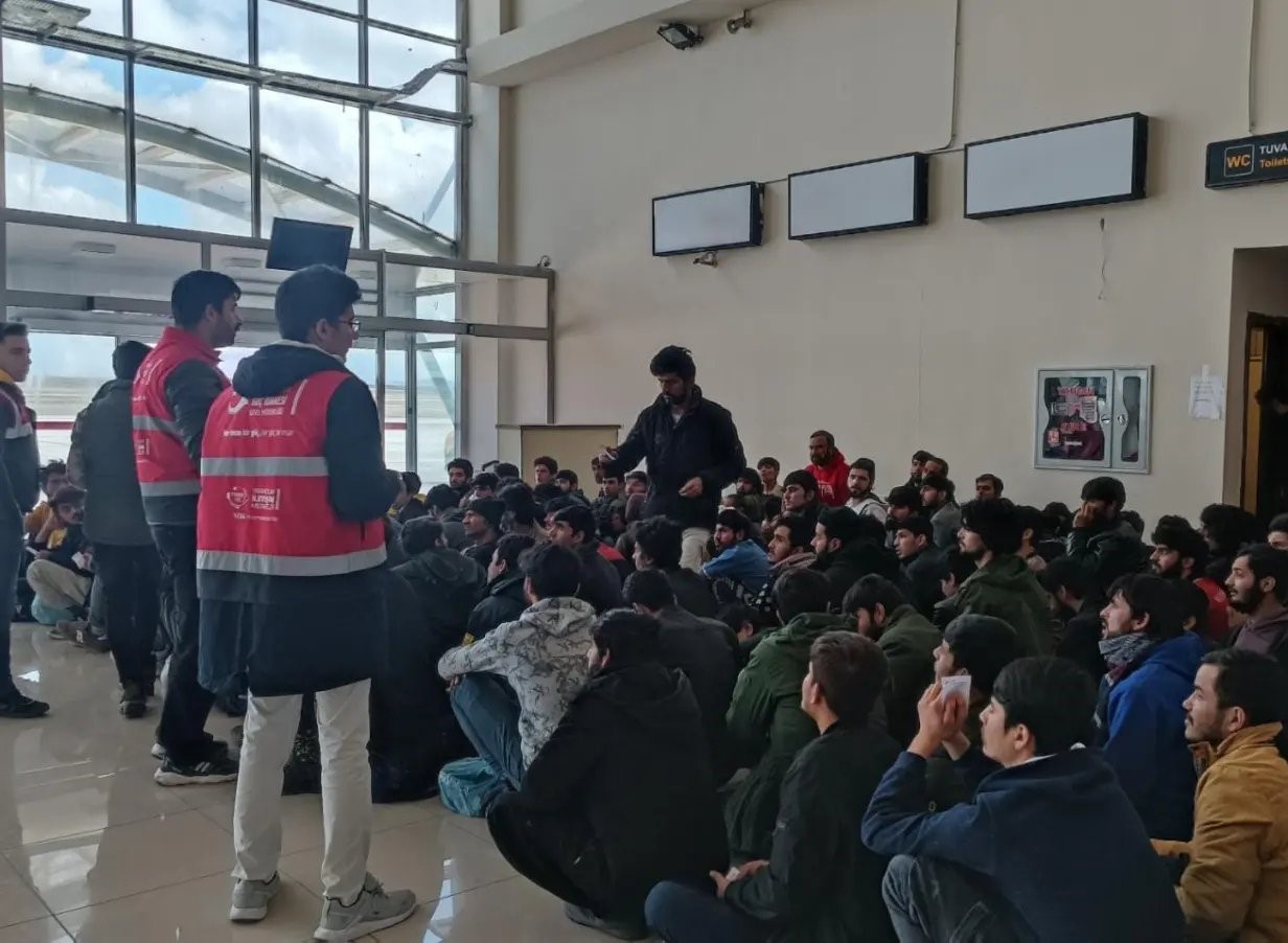 AĞRI'DA, YURDA YASA DIŞI YOLLARLA GİRDİĞİ BELİRLENEN 80 DÜZENSİZ GÖÇMEN