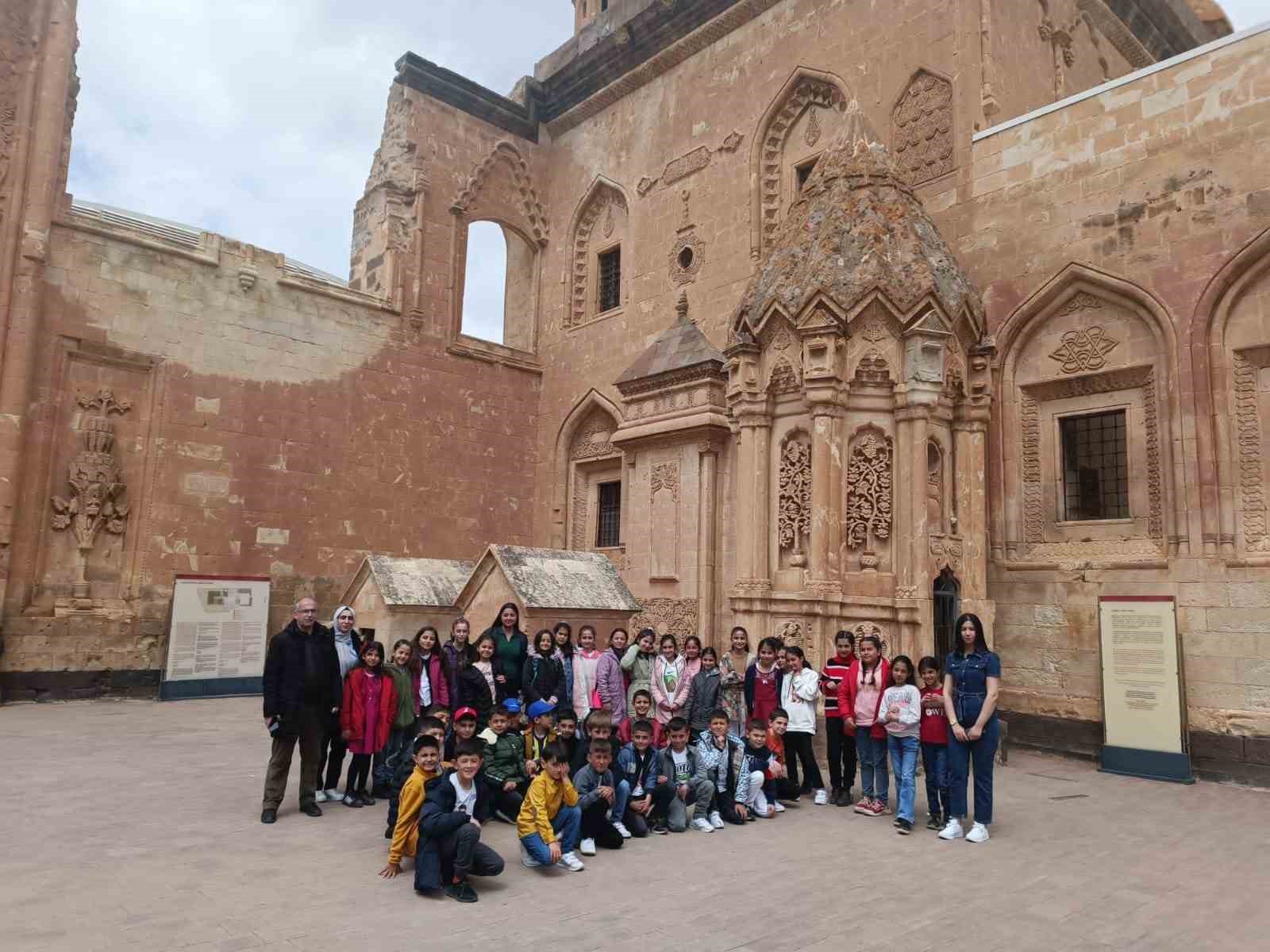 AĞRI'NIN ELEŞKİRT İLÇESİNDEKİ 100. YIL İLKOKULU ÖĞRENCİLERİ, İLK DEFA YAŞADIKLARI