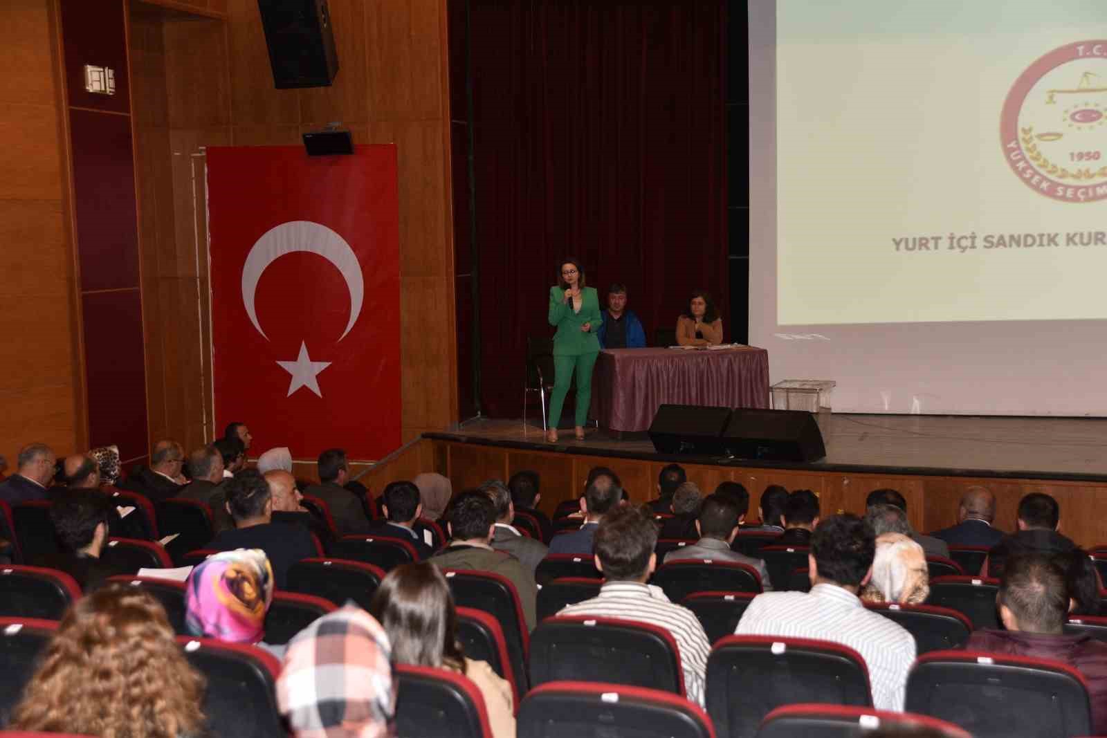 BİTLİS’İN AHLAT İLÇE SEÇİM KURULU TARAFINDAN SANDIK KURULU MEMURLARI VE