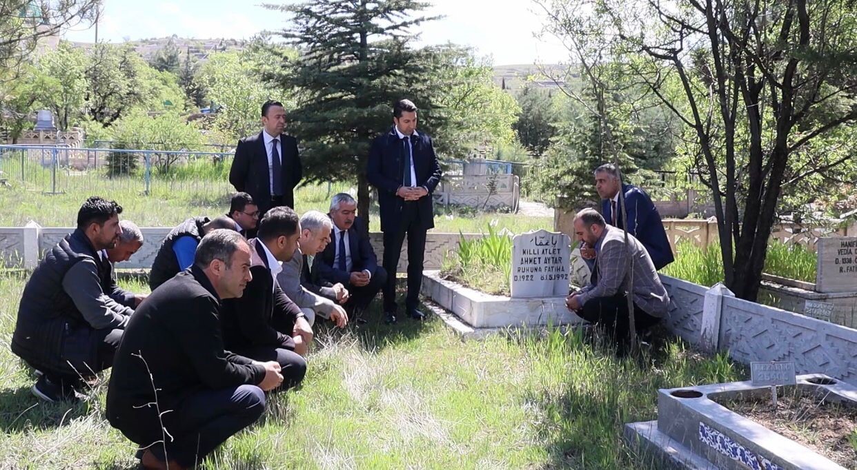 MİLLİ ATLETİMİZ AHMET AYTAR, VEFATININ YILDÖNÜMÜNDE KABRİBAŞINDA ANILDI