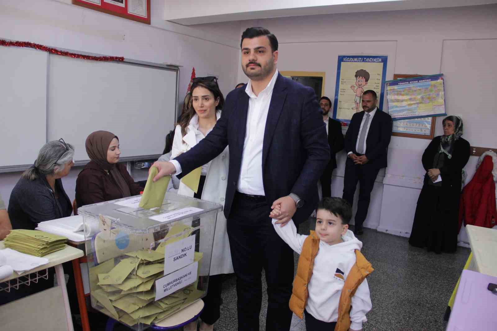 AK PARTİ GENÇLİK KOLLARI GENEL BAŞKANI VE İZMİR 2. BÖLGE
