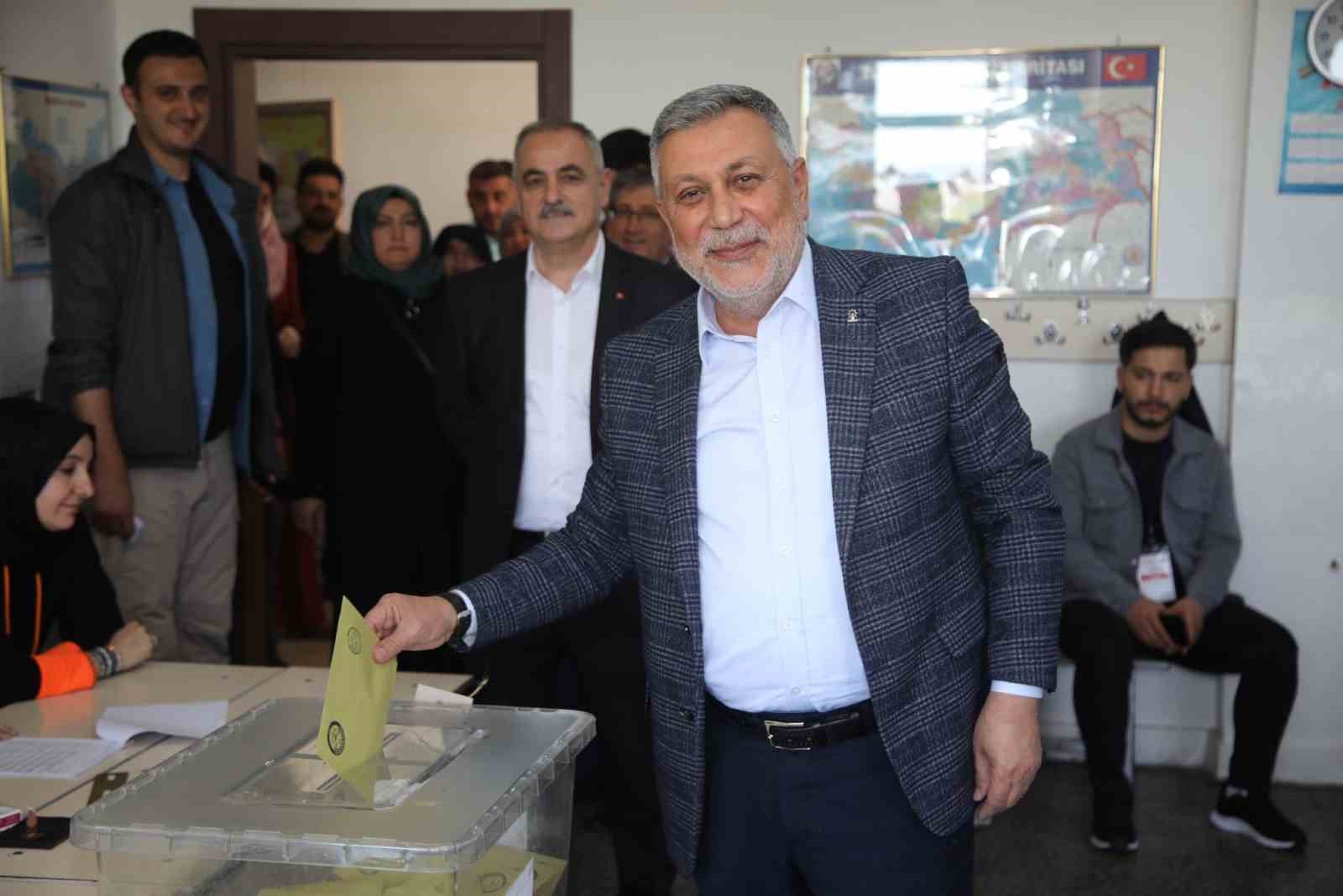 AK PARTİ ELAZIĞ İL BAŞKANI ŞERAFETTİN YILDIRIM,  OYUNU KULLANDI