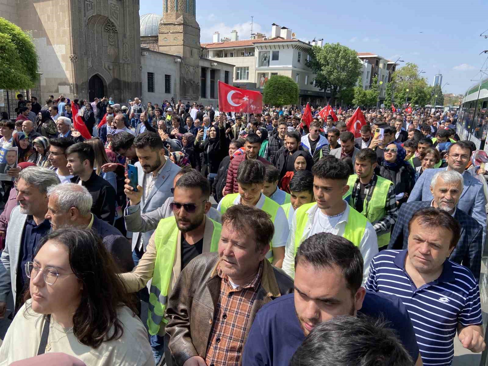 AK PARTİ KONYA TEŞKİLATI GERÇEKLEŞTİRDİĞİ YÜRÜYÜŞLE SEÇİM ÇALIŞMALARINI SONLANDIRDI.
