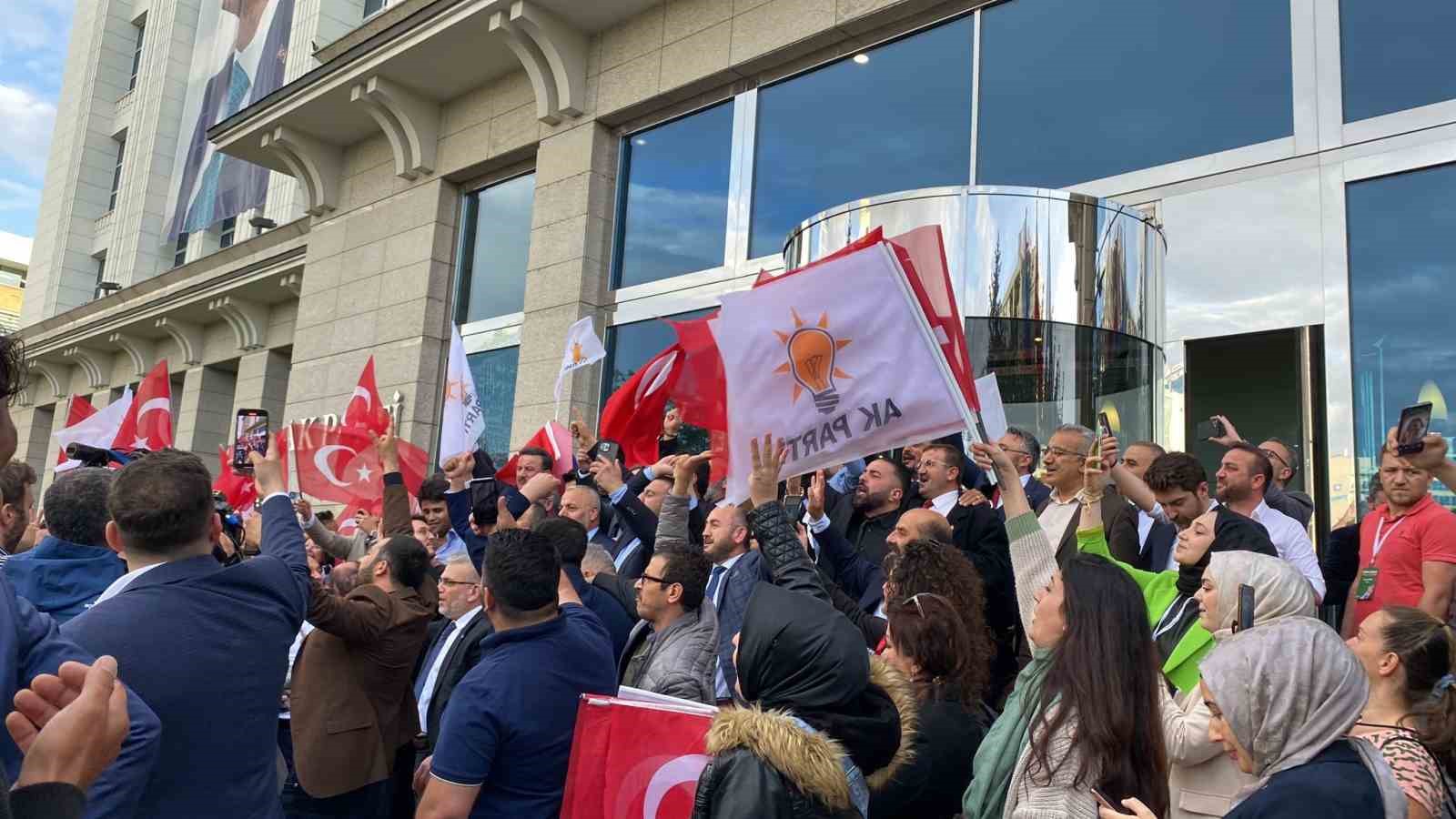 AK Parti’de seçim kutlaması başladı KESİN OLMAYAN SONUÇLARA GÖRE AK PARTİ’DE SEÇİM KUTLAMASI BAŞLADI.