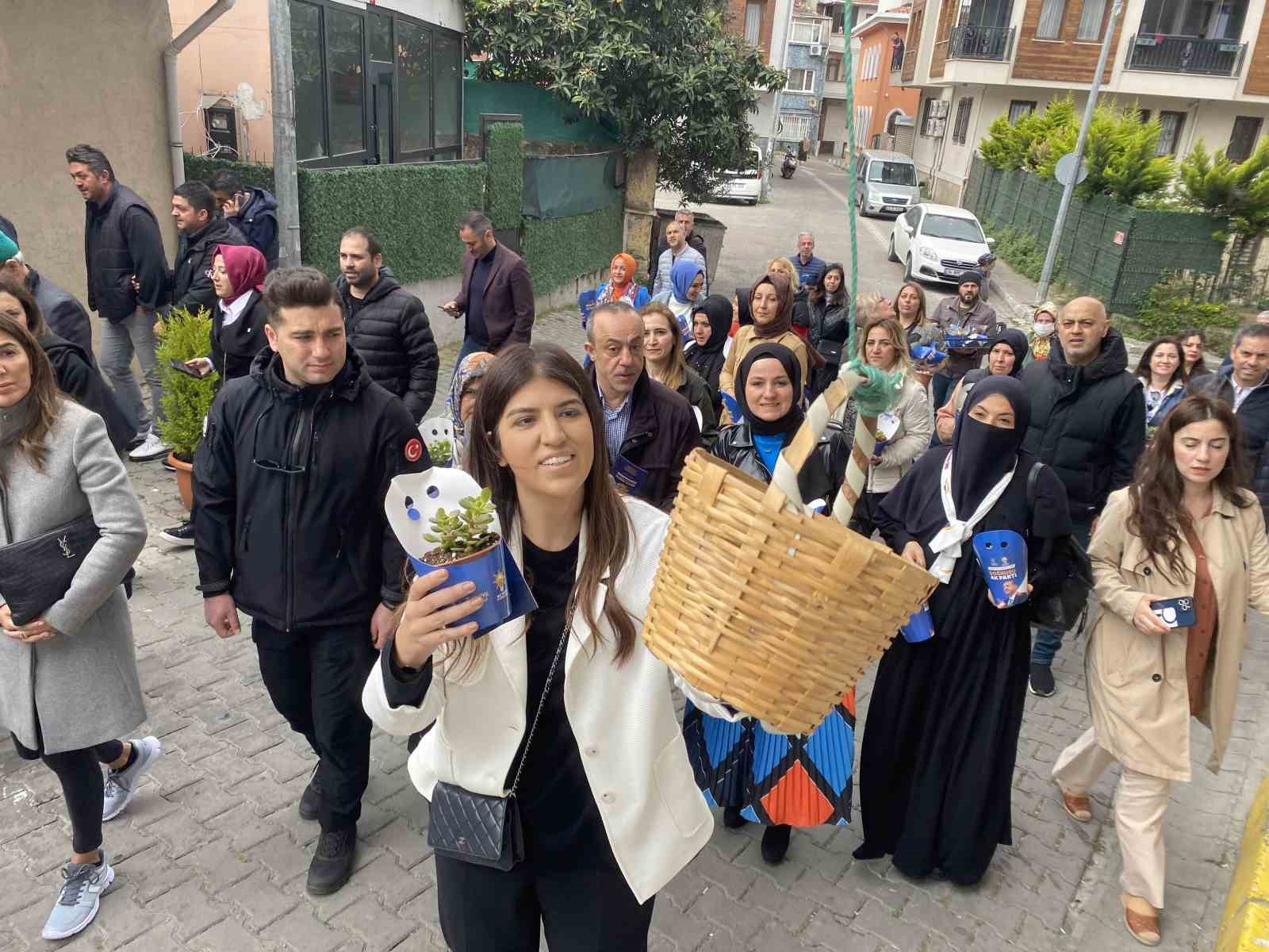 AK PARTİ İSTANBUL MİLLETVEKİLİ ADAYI DERYA AYAYDIN, EYÜPSULTAN’DA SEVGİ YÜRÜYÜŞÜNE