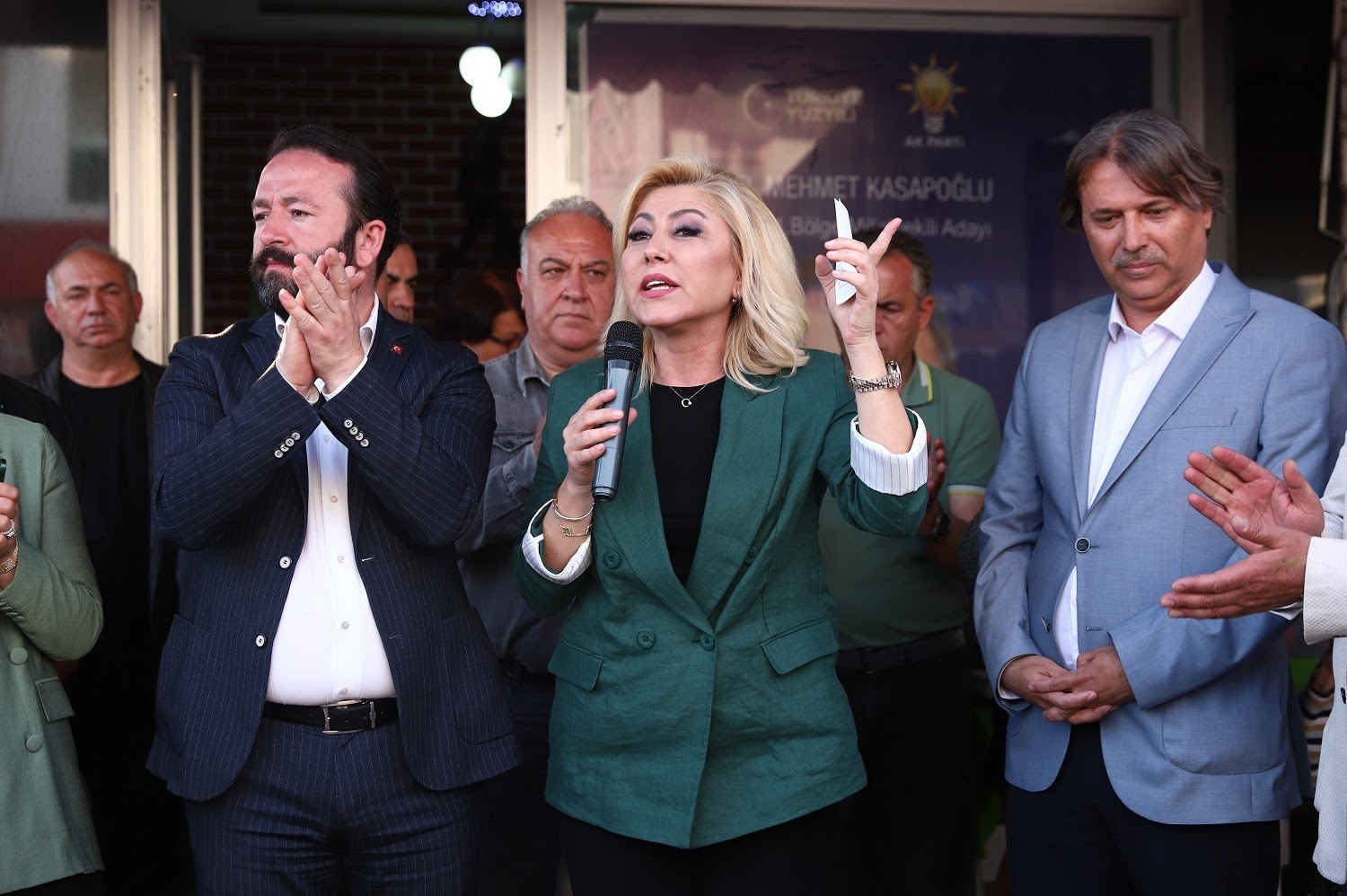 AK PARTİ İZMİR MİLLETVEKİLİ ADAYI ŞEBNEM BURSALI, MENDERES’TE KATILDIĞI PROGRAMDA