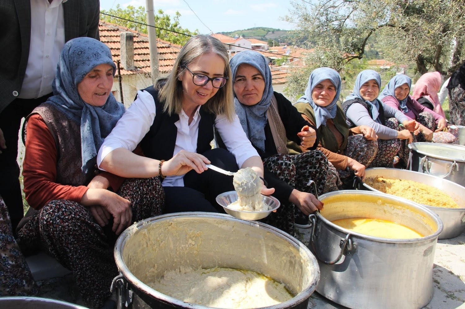 AK PARTİ İZMİR MİLLETVEKİLİ CEYDA BÖLÜNMEZ ÇANKIRI, BERGAMA VE KINIK’IN