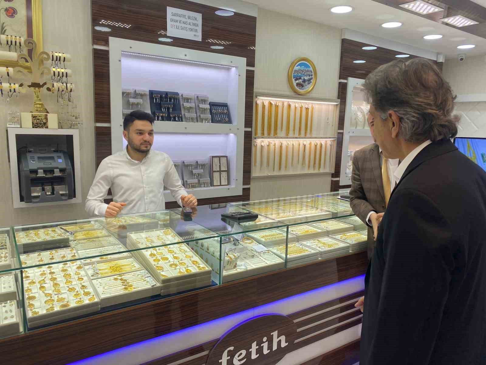 FATİH’TE ESNAFI ZİYARET EDEN AK PARTİ İSTANBUL MİLLETVEKİLİ MUSTAFA DEMİR,