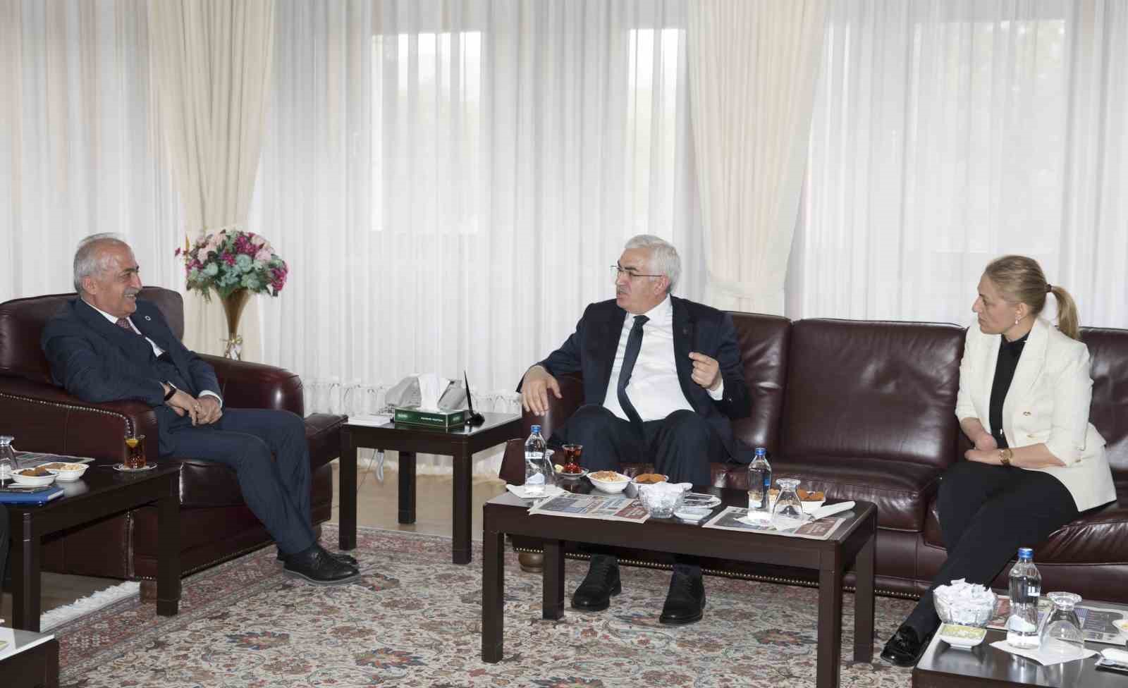 AK PARTİ ERZURUM MİLLETVEKİLİ SEÇİLEN FATMA ÖNCÜ VE MEHMET EMİN