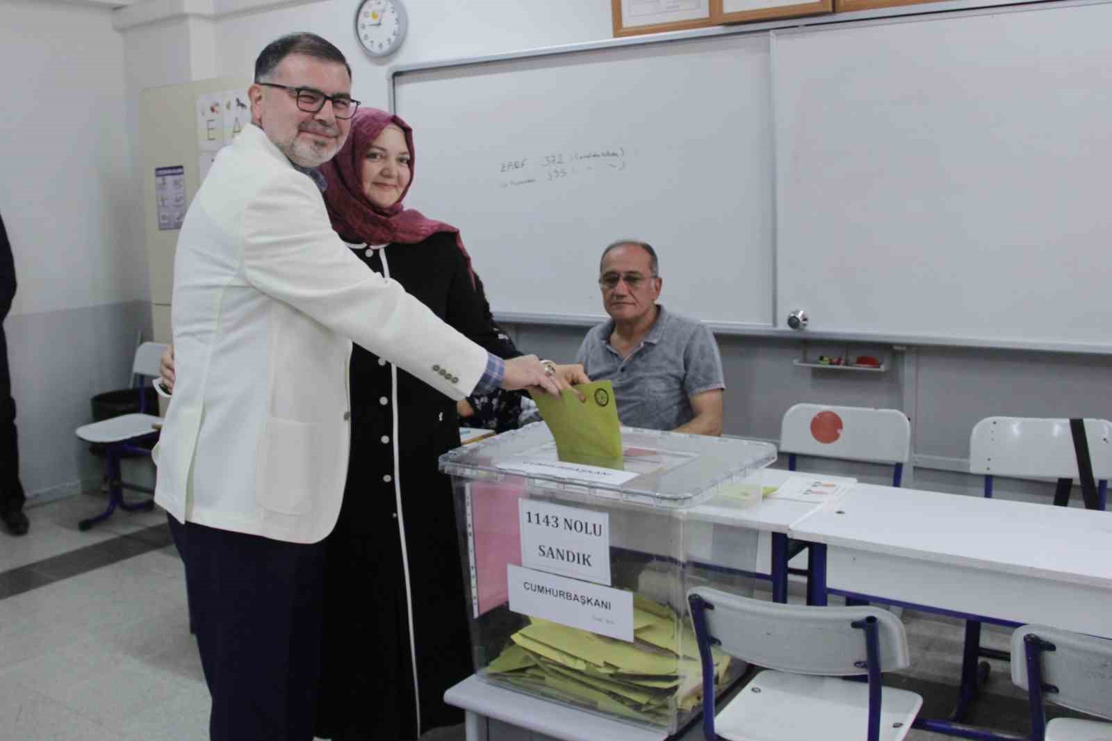 AK PARTİ İZMİR İL BAŞKANI BİLAL SAYGILI, EŞİYLE BİRLİKTE GELDİĞİ