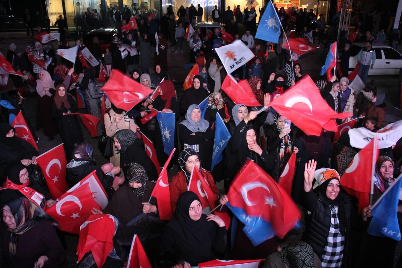 AK PARTİLİLERE MİTİNG GİBİ KARŞILAMA