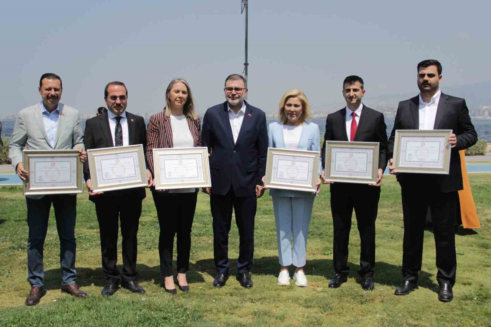 AK PARTİ’NİN 28. DÖNEM İZMİR MİLLETVEKİLLERİ MAZBATALARINI TESLİM ALDI.