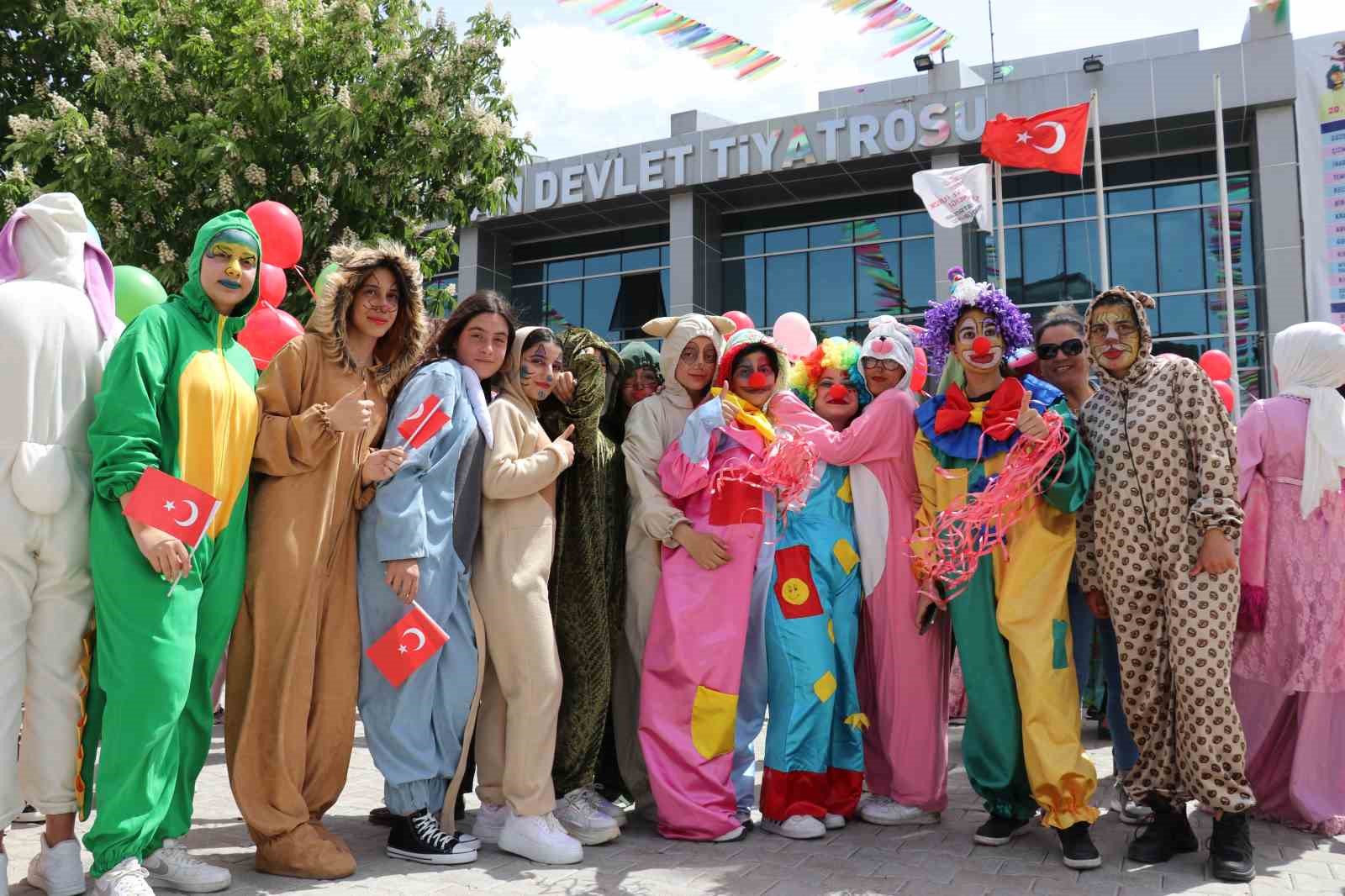 VAN DEVLET TİYATROSUNDA DÜZENLENEN AKDAMAR ÇOCUK VE GENÇLİK TİYATROLARI ŞENLİĞİ,